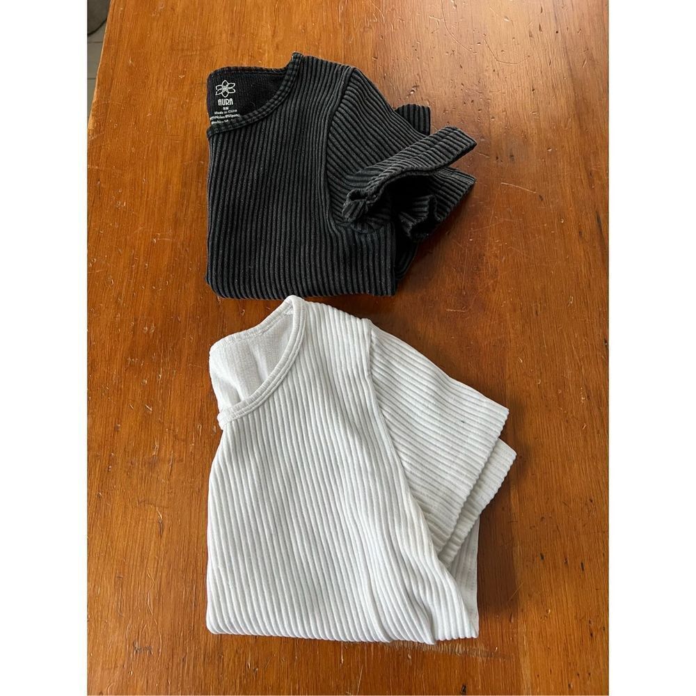 Bundle of Aura black and white ribbed crop stretch scoop neck tees S/M